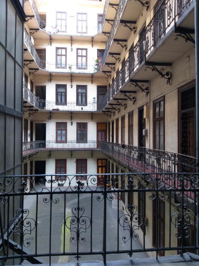 Tempo Courtyard Apartman Budapest Bagian luar foto
