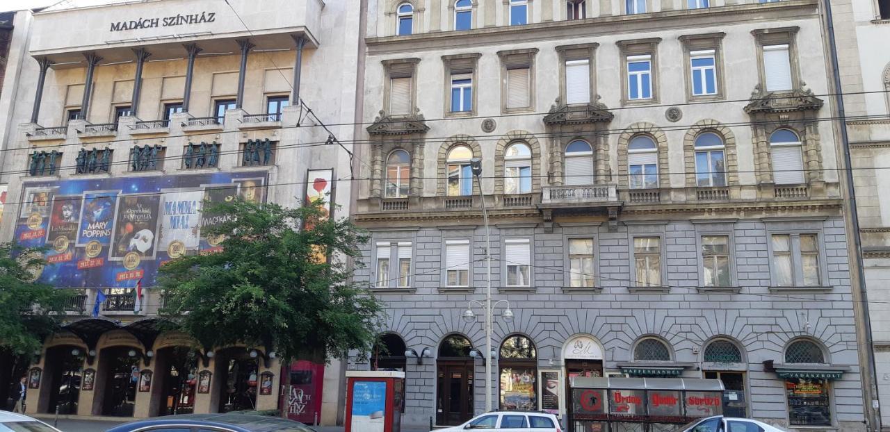 Tempo Courtyard Apartman Budapest Bagian luar foto
